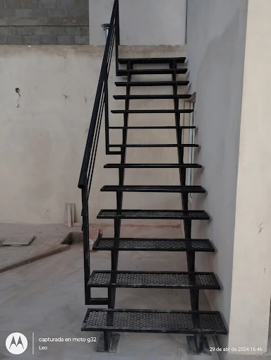 Herrería Leo | Fabricación  Escaleras Metálicas, Portones