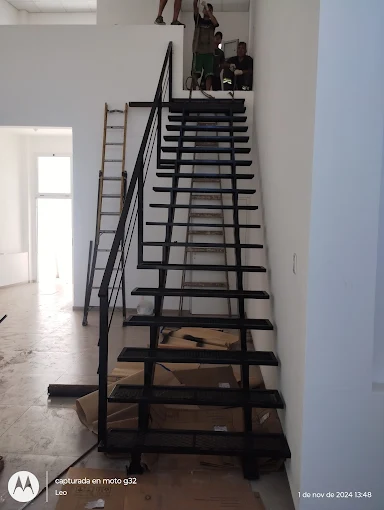 Herrería Leo | Fabricación  Escaleras Metálicas, Portones