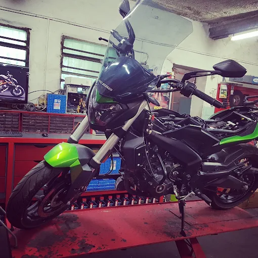 Lucas Motos | Taller Especializado en Bajaj y KTM