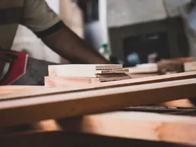 115498900-madera-aserrada-de-material-de-aserradero-en-taller-de-carpinteria