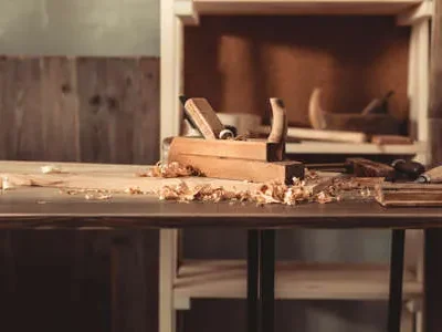 175262363-herramienta-de-carpintero-carpintero-o-carpintero-y-virutas-de-madera-herramientas-de-carpinterA_a