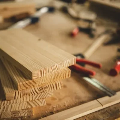 herramienta-carpinteria-profesional-equipo-taller-industria-madera-carpintero-que-trabaja-construccion-artesanal-carpinteria-artesano-tabla-madera-carpinteria_33755-9175