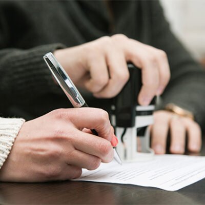 1830245-escribania-viviana-l-garnica-persona-firmando-documento-1-2