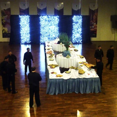 Mozos-y-pantalla-en-el-sheraton-hotel-Servicio-Eventos-Kukichef