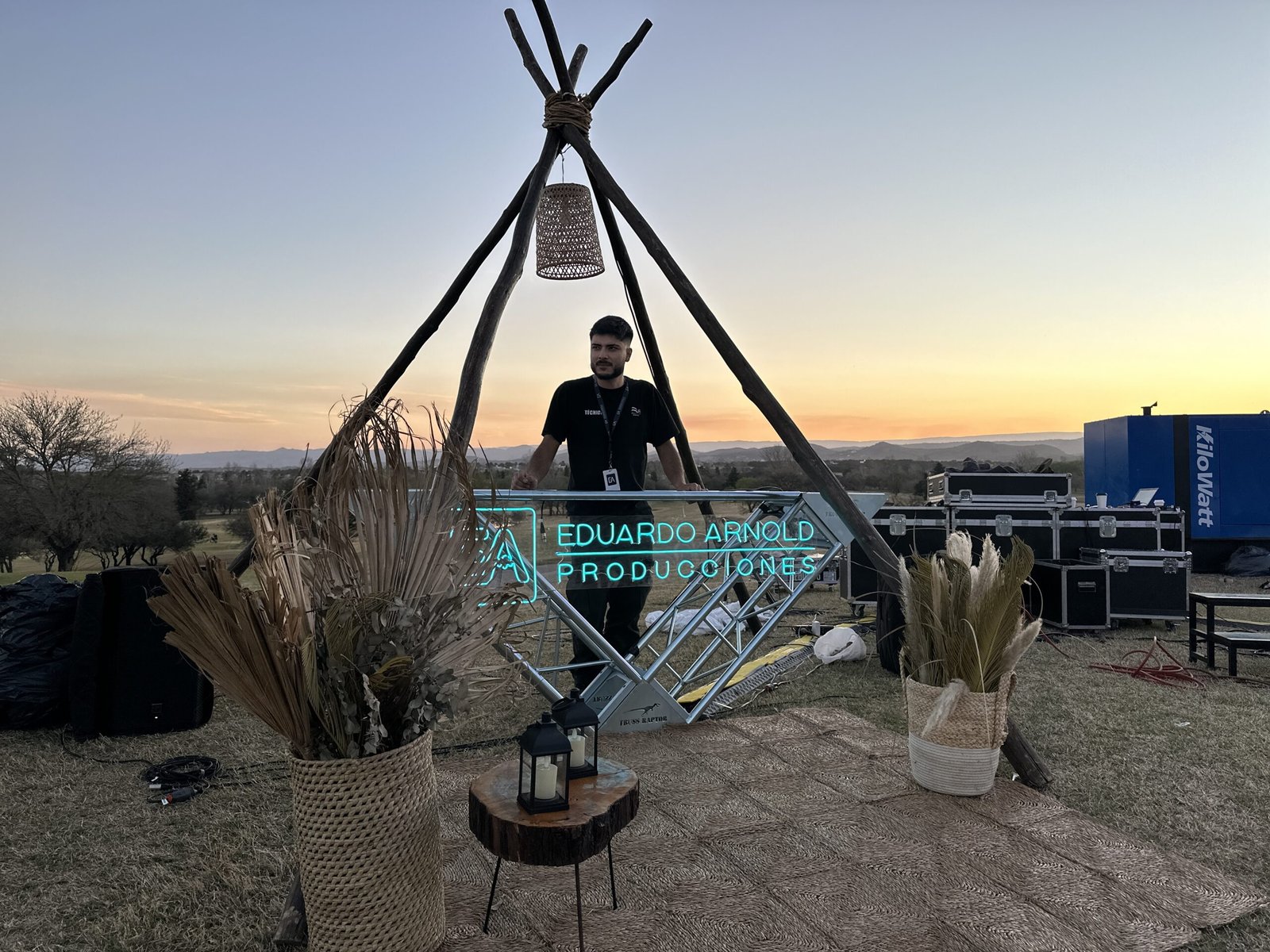 Arnold Eduardo | Producción Técnica de Eventos: Iluminación, Sonido, Pantallas LED y FX para Shows, Eventos