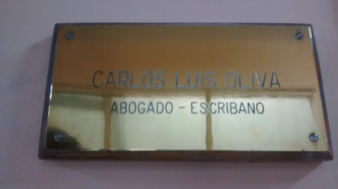 Carlos Luis Oliva | Abogado y Escribano para Soluciones Legales Seguras y Confiables