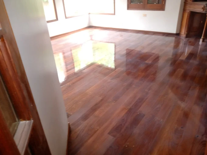 Juan Germán Argüello | Colocación, Pulido y Reparación de Pisos de Madera, Flotantes, Decks y Zócalos